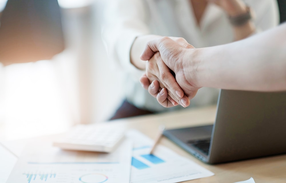 握手をするビジネスイメージ