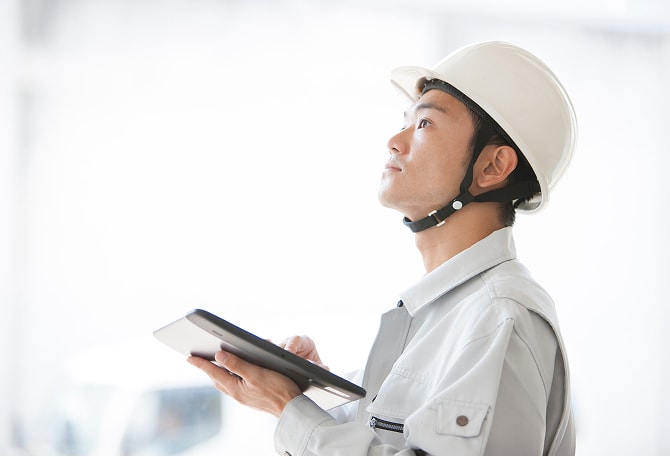 ヘルメットを被ったスタッフ