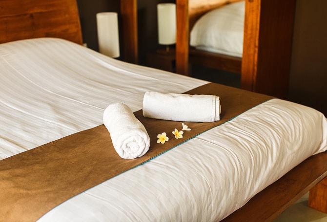 ベッドメイキングされた部屋